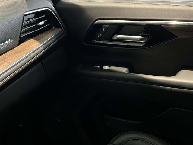 Used 2025 Chevrolet Suburban High Country image 33