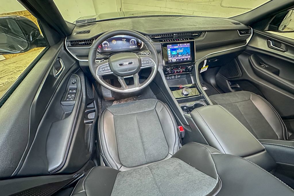 New 2025 Jeep Grand Cherokee Laredo image 9