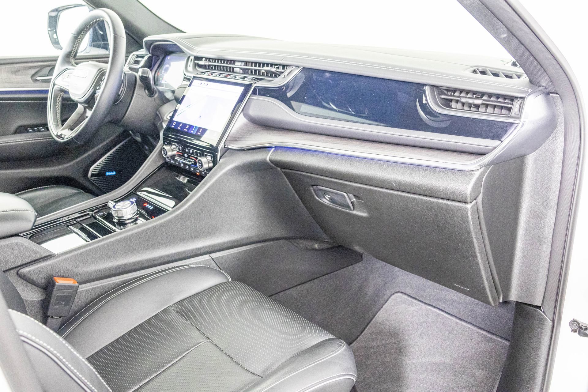 Used 2023 Jeep Grand Cherokee Overland w/ Adv Protech Group III image 43