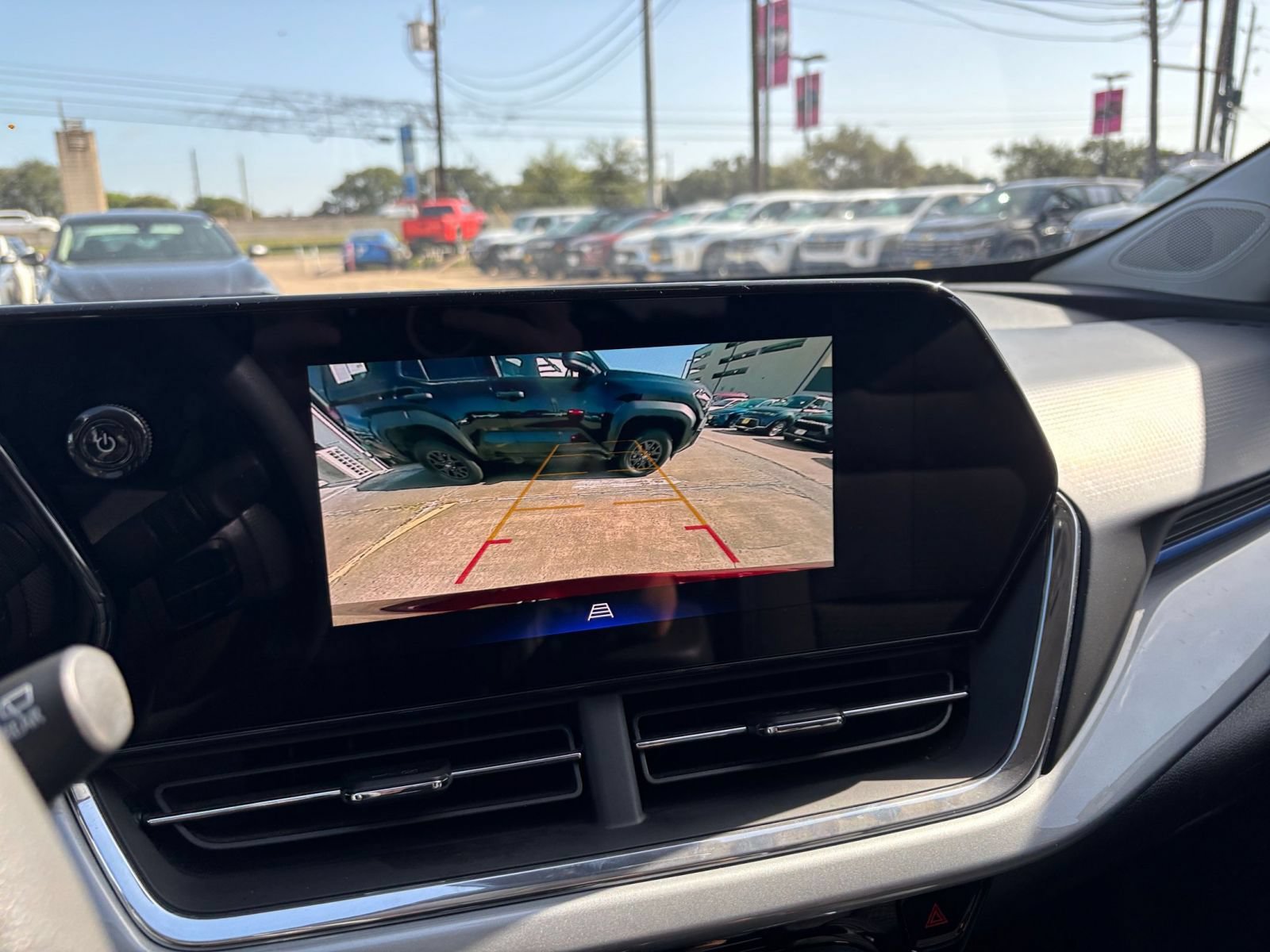 Used 2025 Chevrolet Trax LT FWD image 18