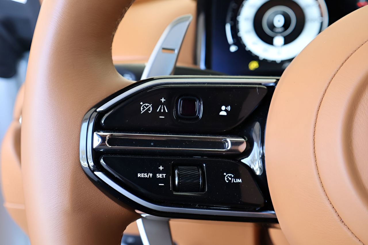 Used 2024 Aston Martin DB12 Convertible image 27