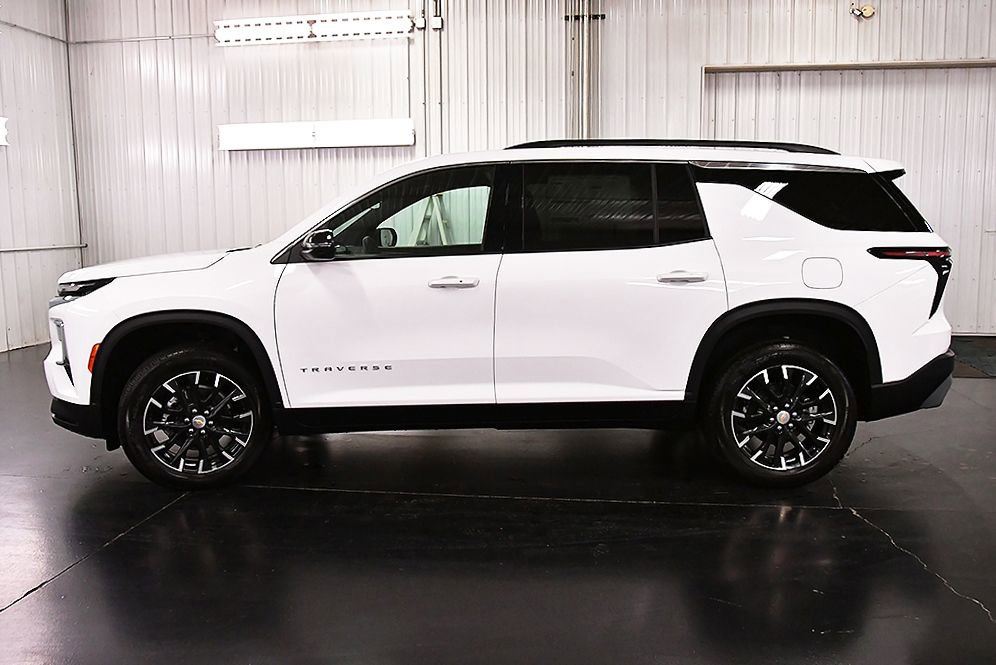 New 2026 Chevrolet Traverse LT w/ Sun and Wheel Package AWD/4WD image 4