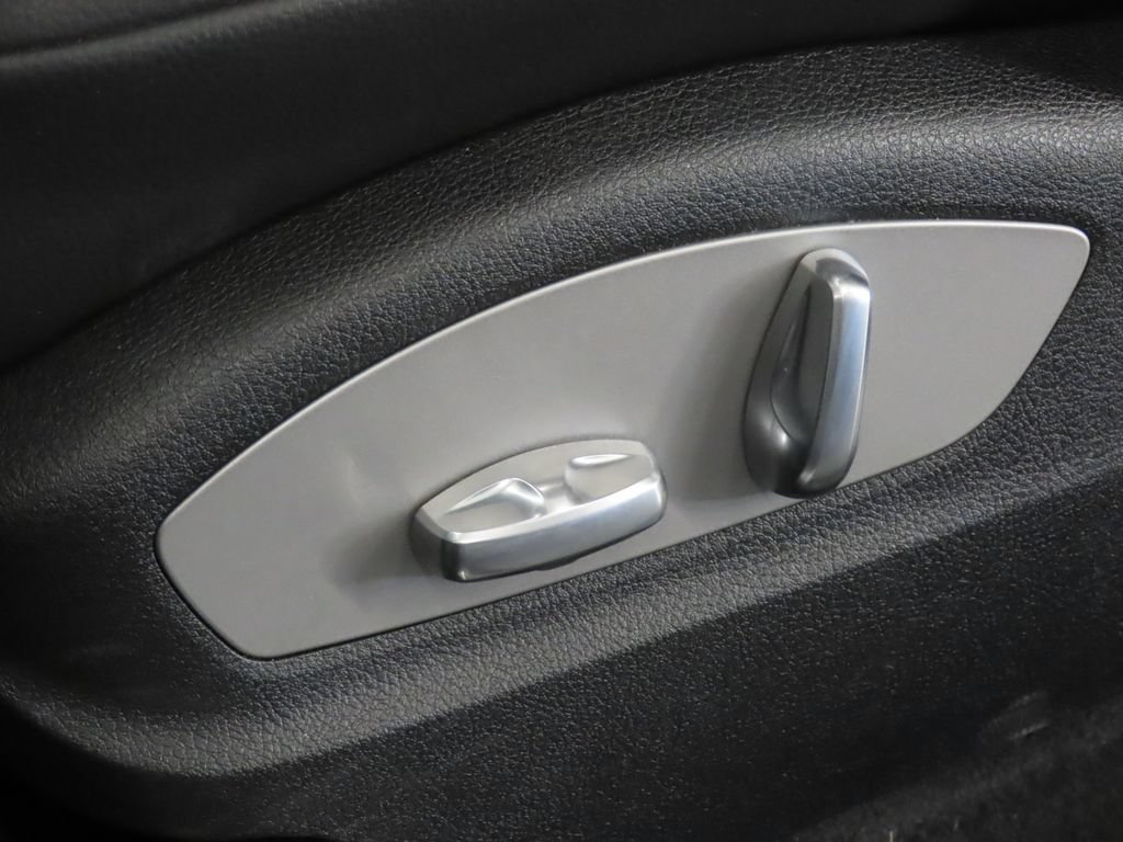 Certified 2025 Porsche Macan AWD/4WD image 40