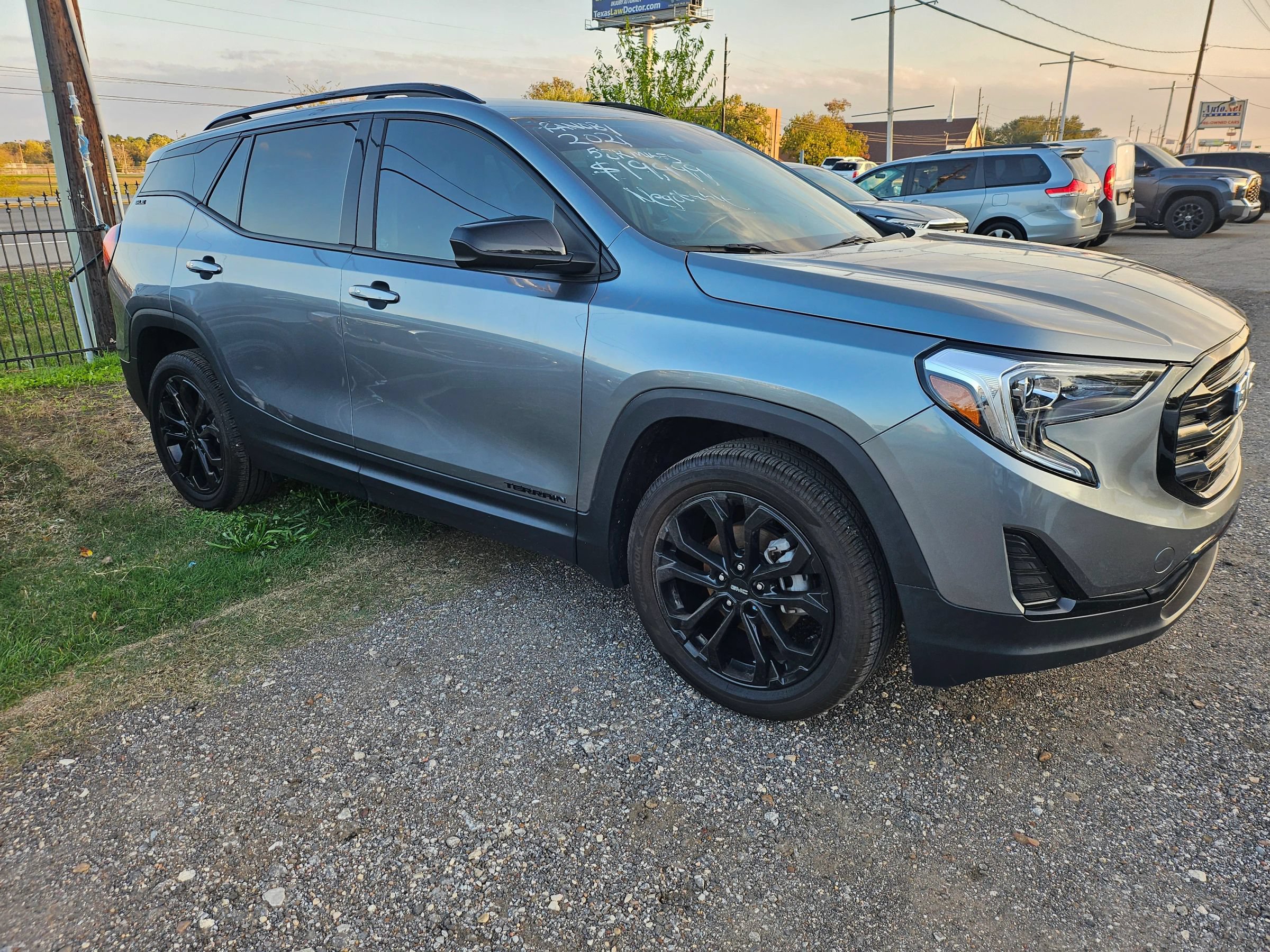 Used 2021 GMC Terrain SLE w/ Driver Convenience Package FWD image 4