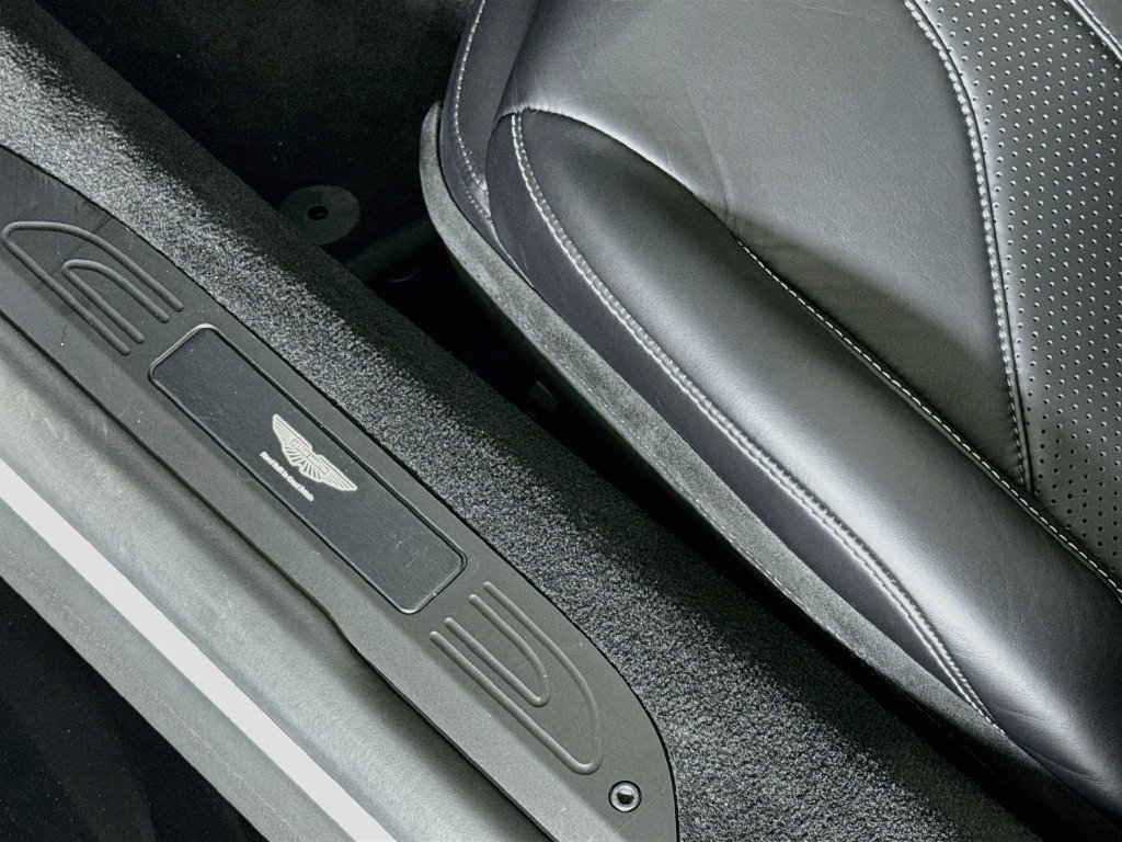 Used 2026 Aston Martin V8 Vantage Convertible RWD image 23