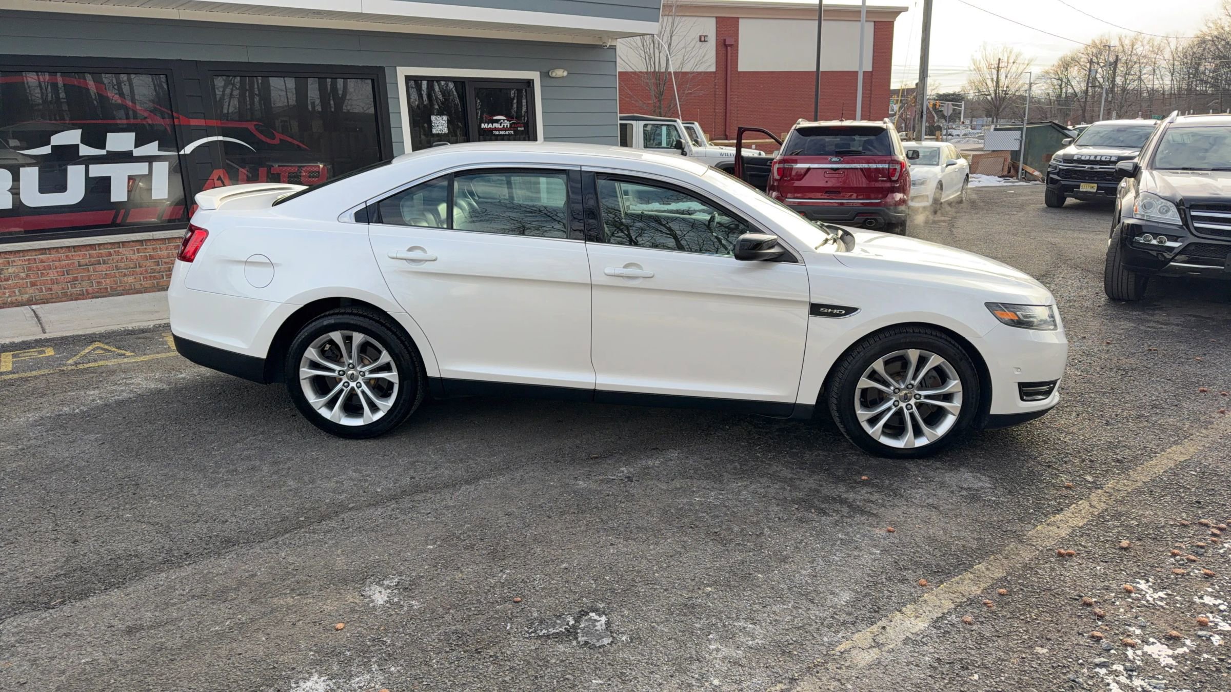 Used 2013 Ford Taurus SHO image 4