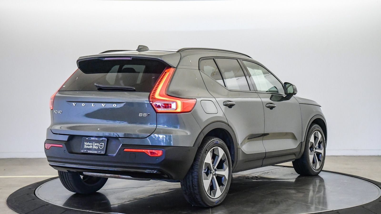 Certified 2026 Volvo XC40 B5 Plus AWD/4WD image 5