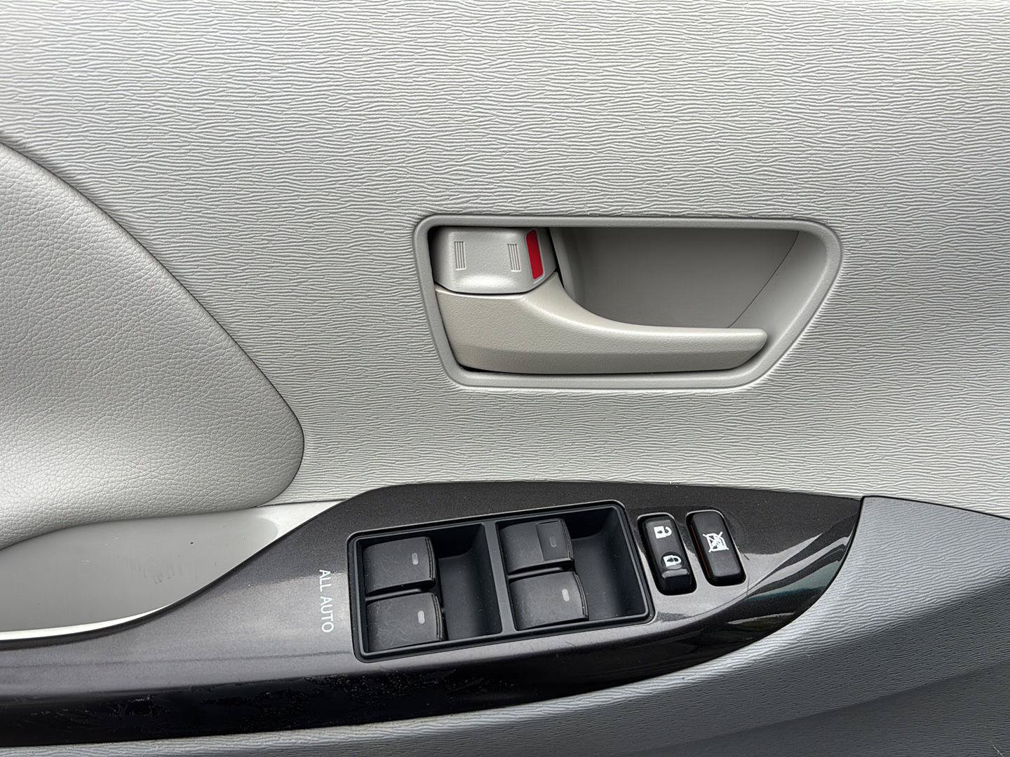 Used 2011 Toyota Sienna LE w/ Towing Pkg FWD image 25