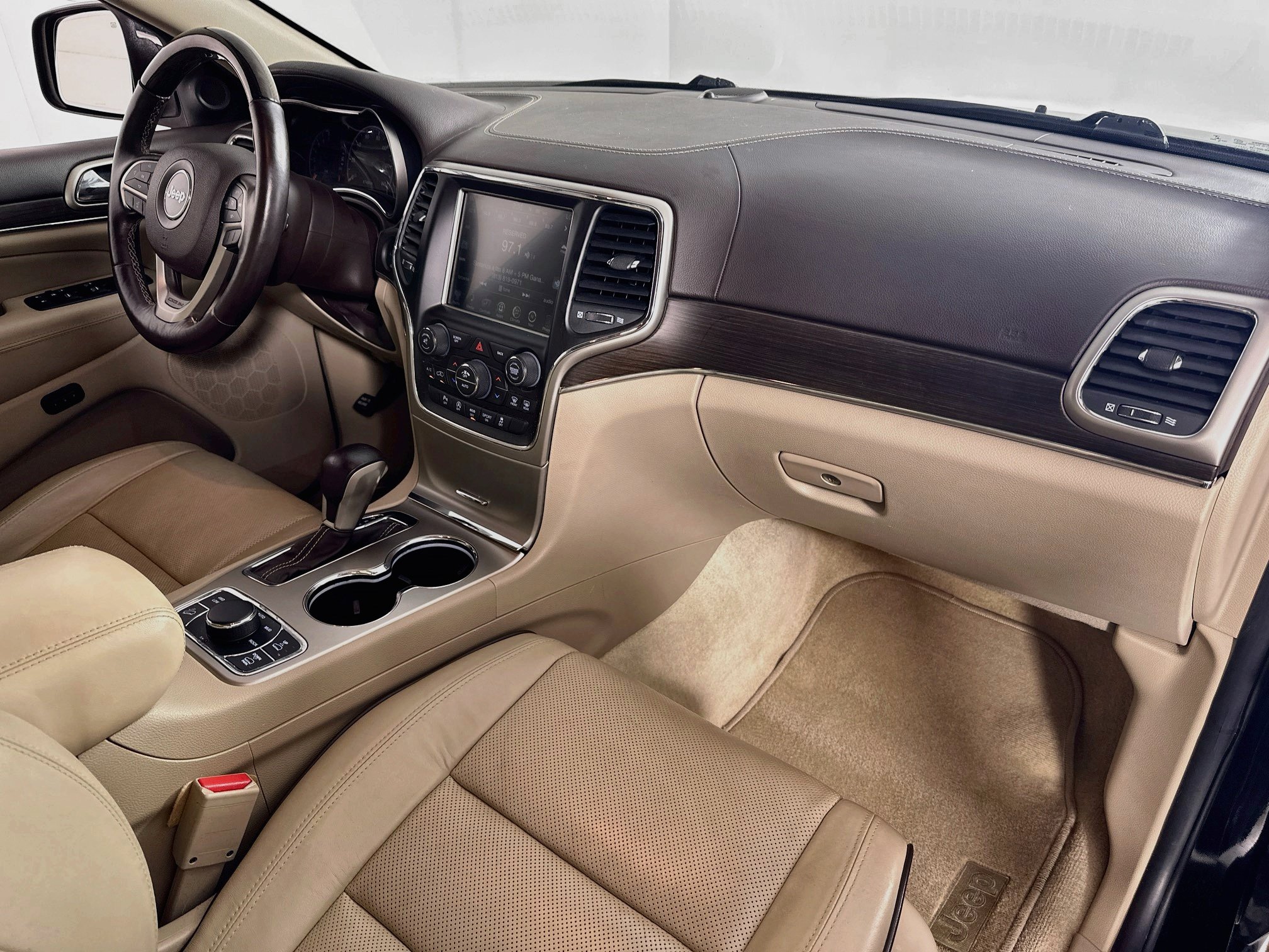 Used 2017 Jeep Grand Cherokee Overland AWD/4WD image 29