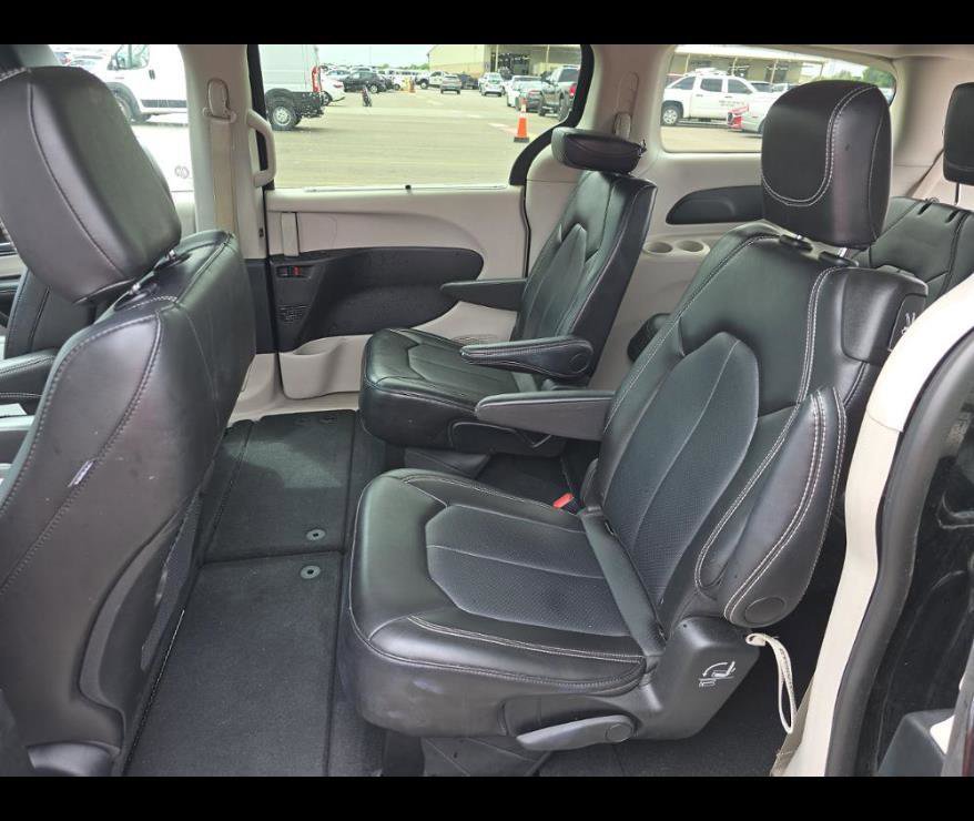Used 2024 Chrysler Pacifica Touring-L FWD image 7