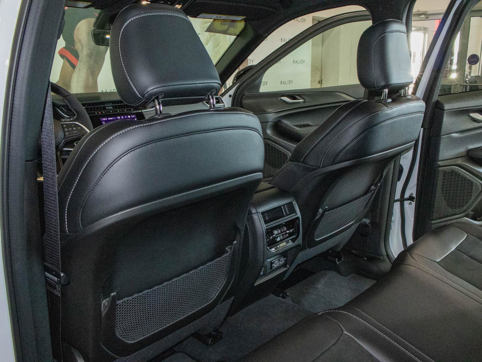 Used 2025 Jeep Grand Cherokee Altitude image 9