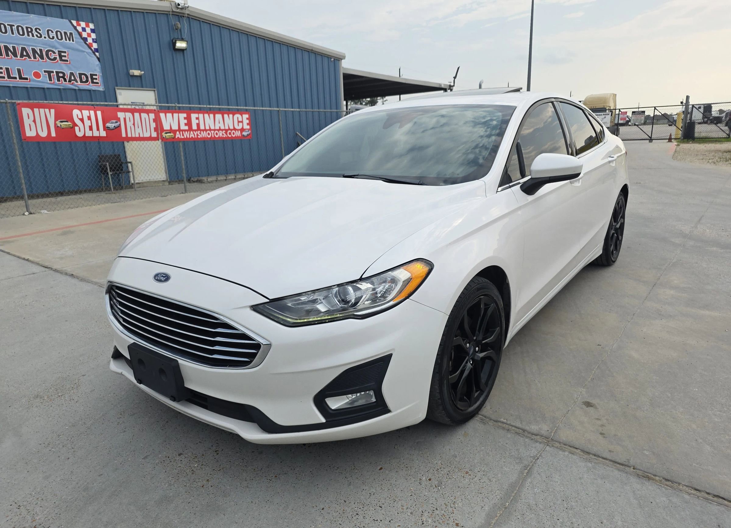 Used 2020 Ford Fusion SE w/ Equipment Group 151A FWD image 3