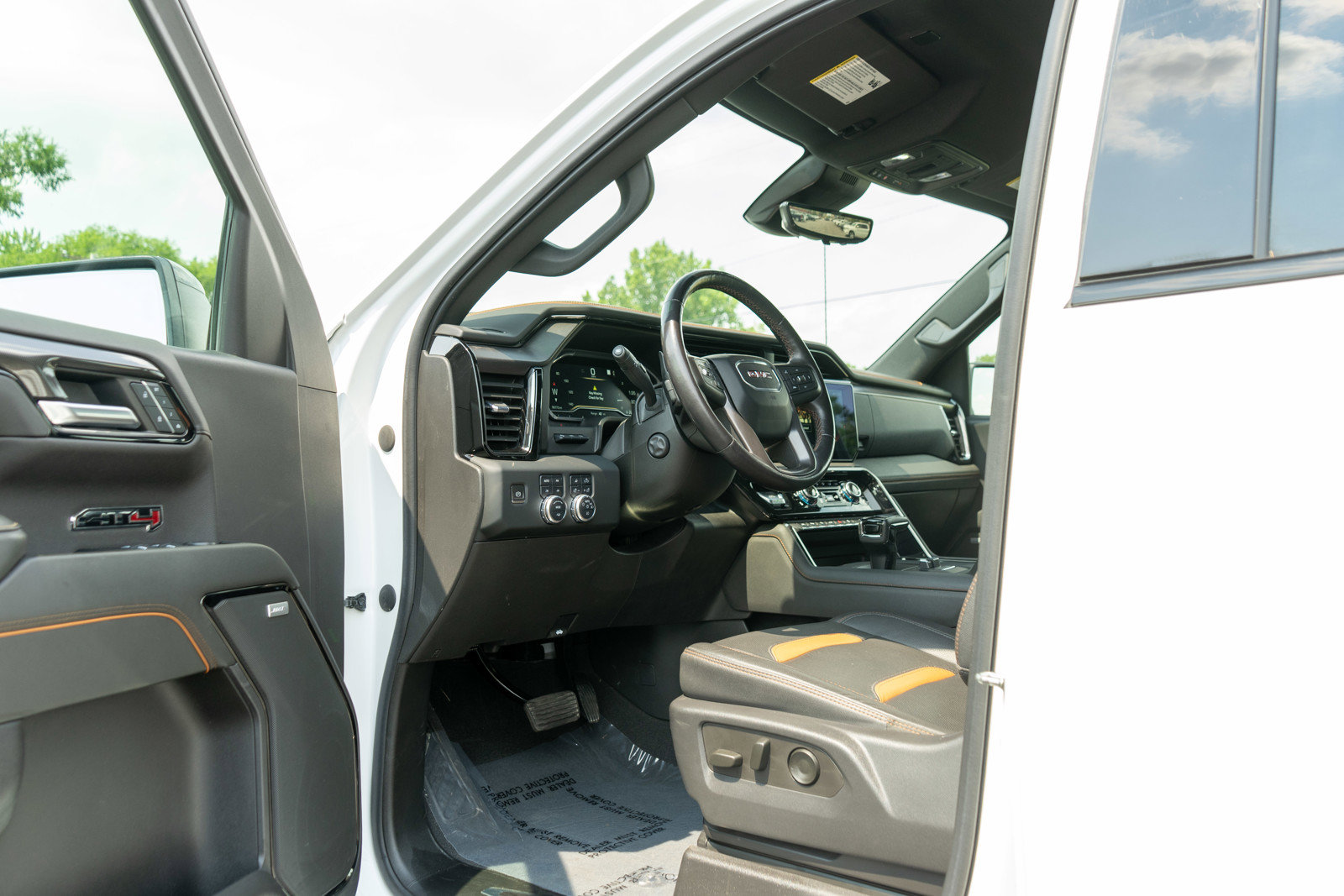 Used 2023 GMC Sierra 1500 AT4 w/ Technology Package AWD/4WD image 14