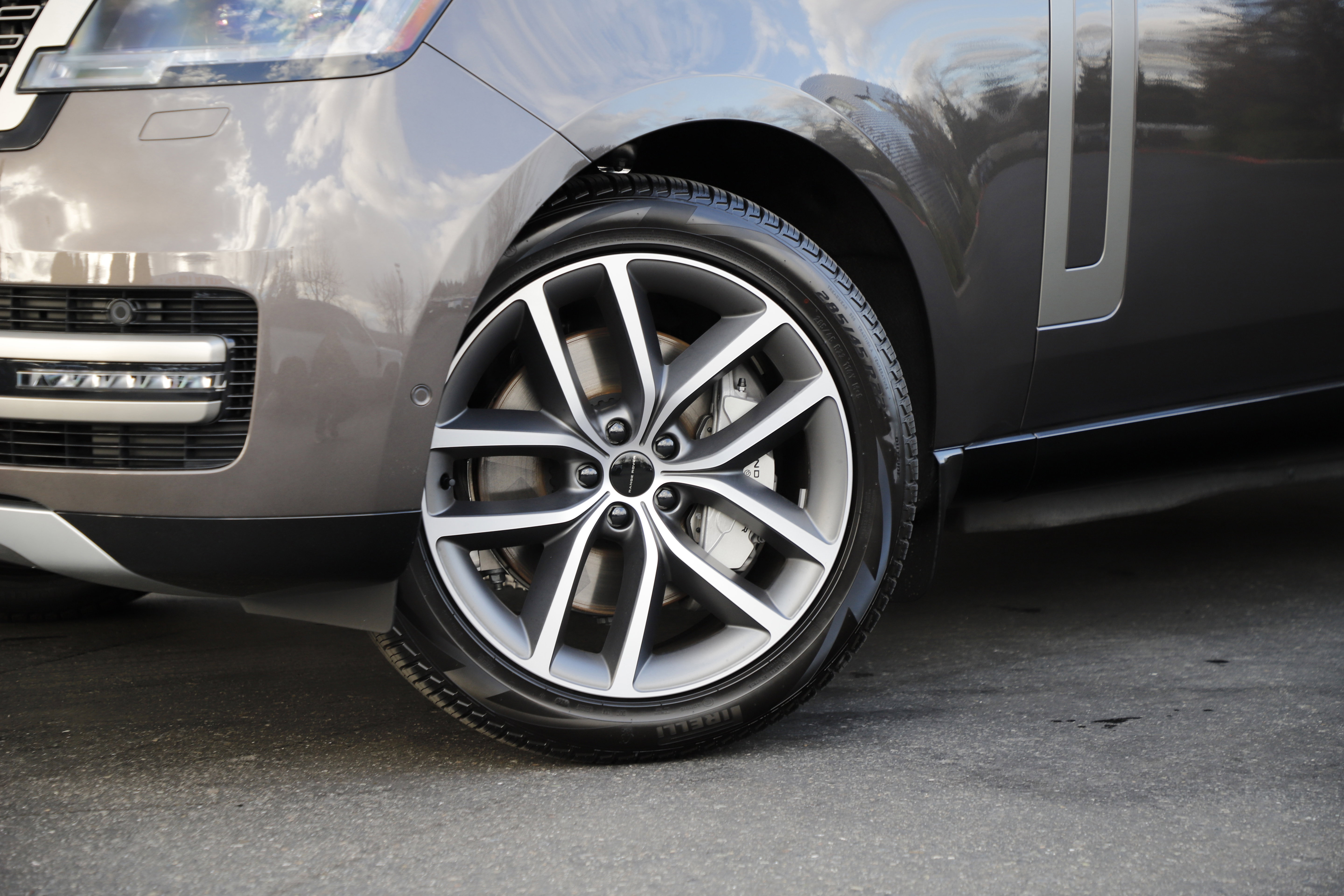 New 2026 Land Rover Range Rover SE image 2