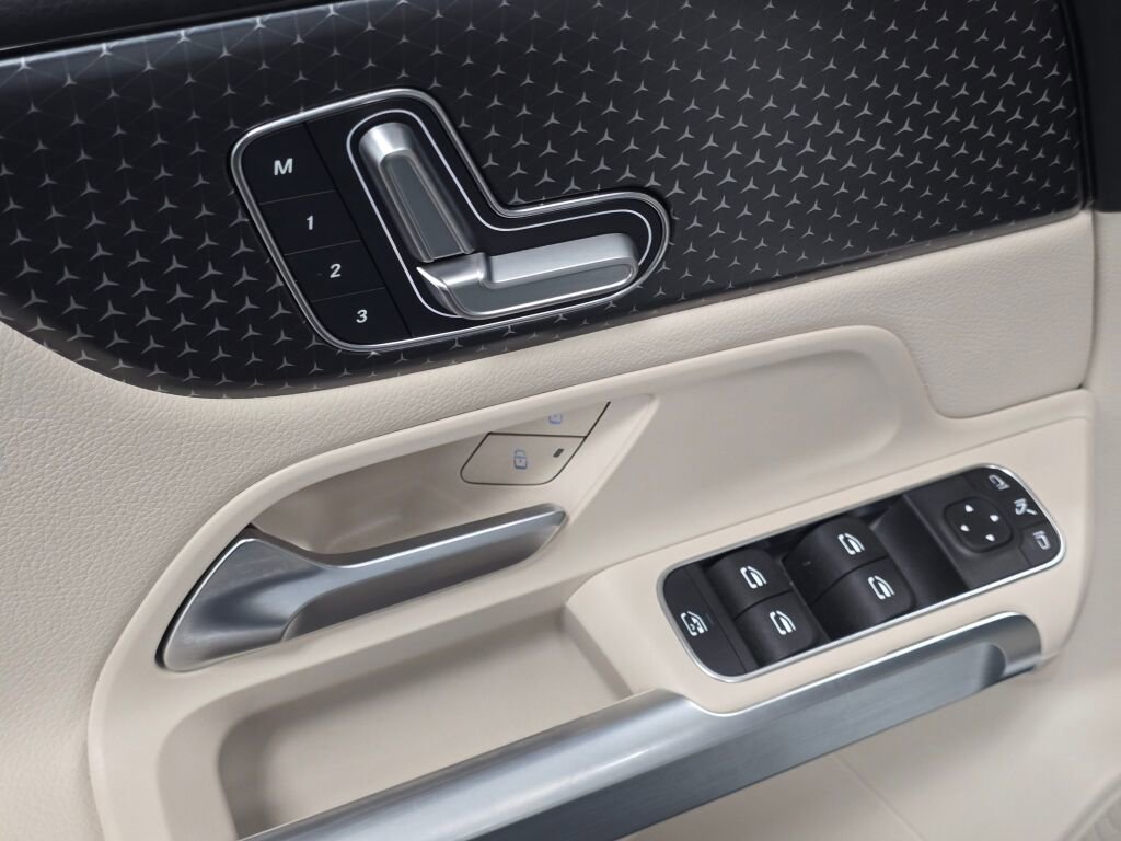 Used 2025 Mercedes-Benz GLB 250 4MATIC image 33