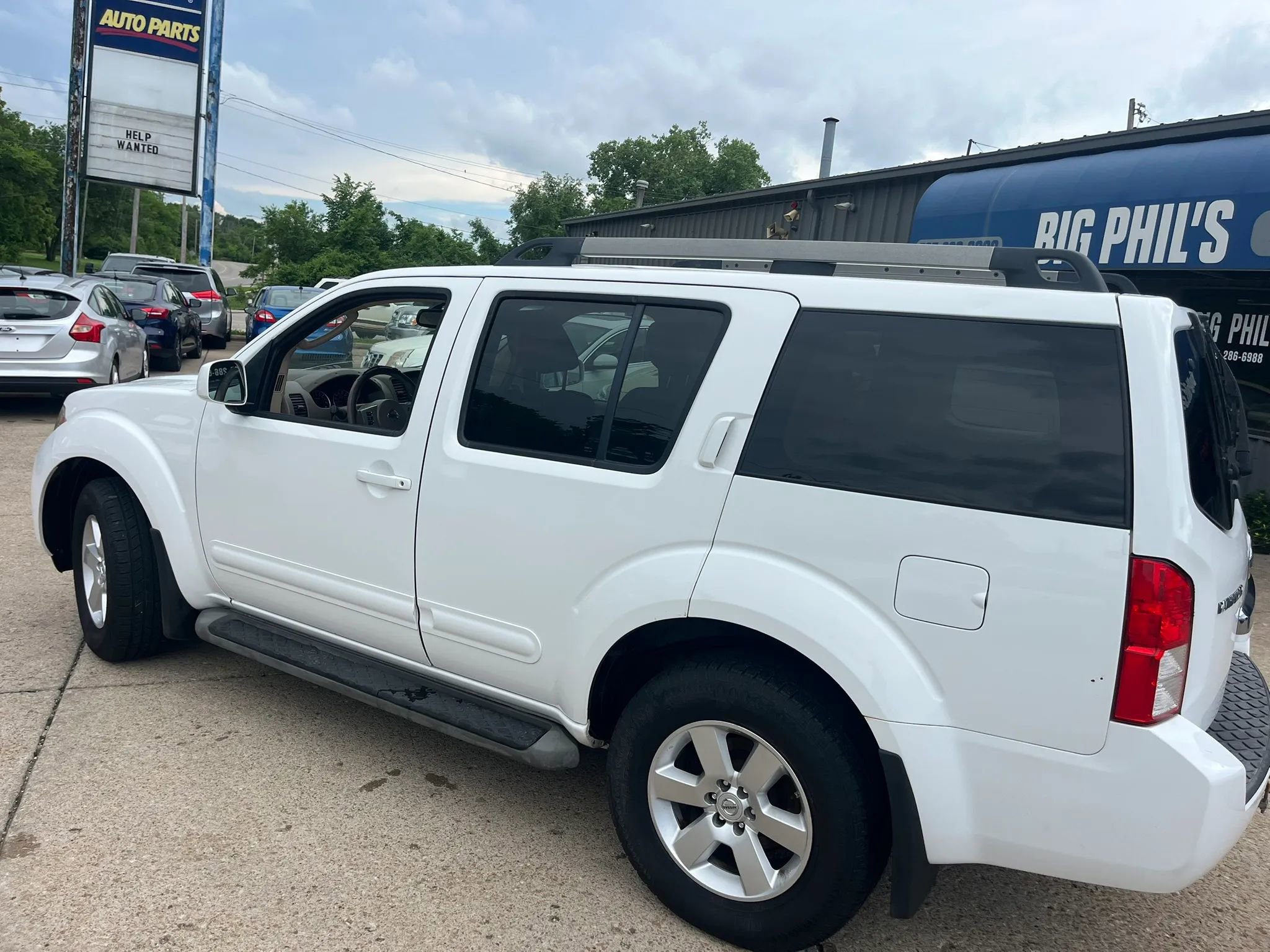 Used 2012 Nissan Pathfinder SV AWD/4WD image 12