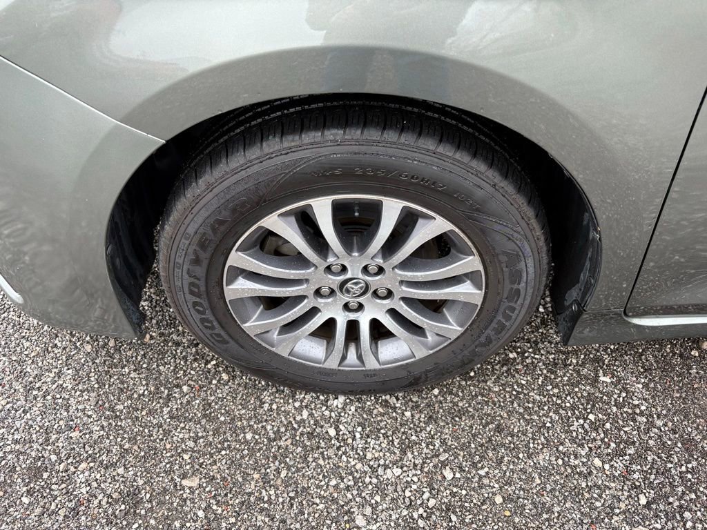 Used 2019 Toyota Sienna XLE FWD image 21