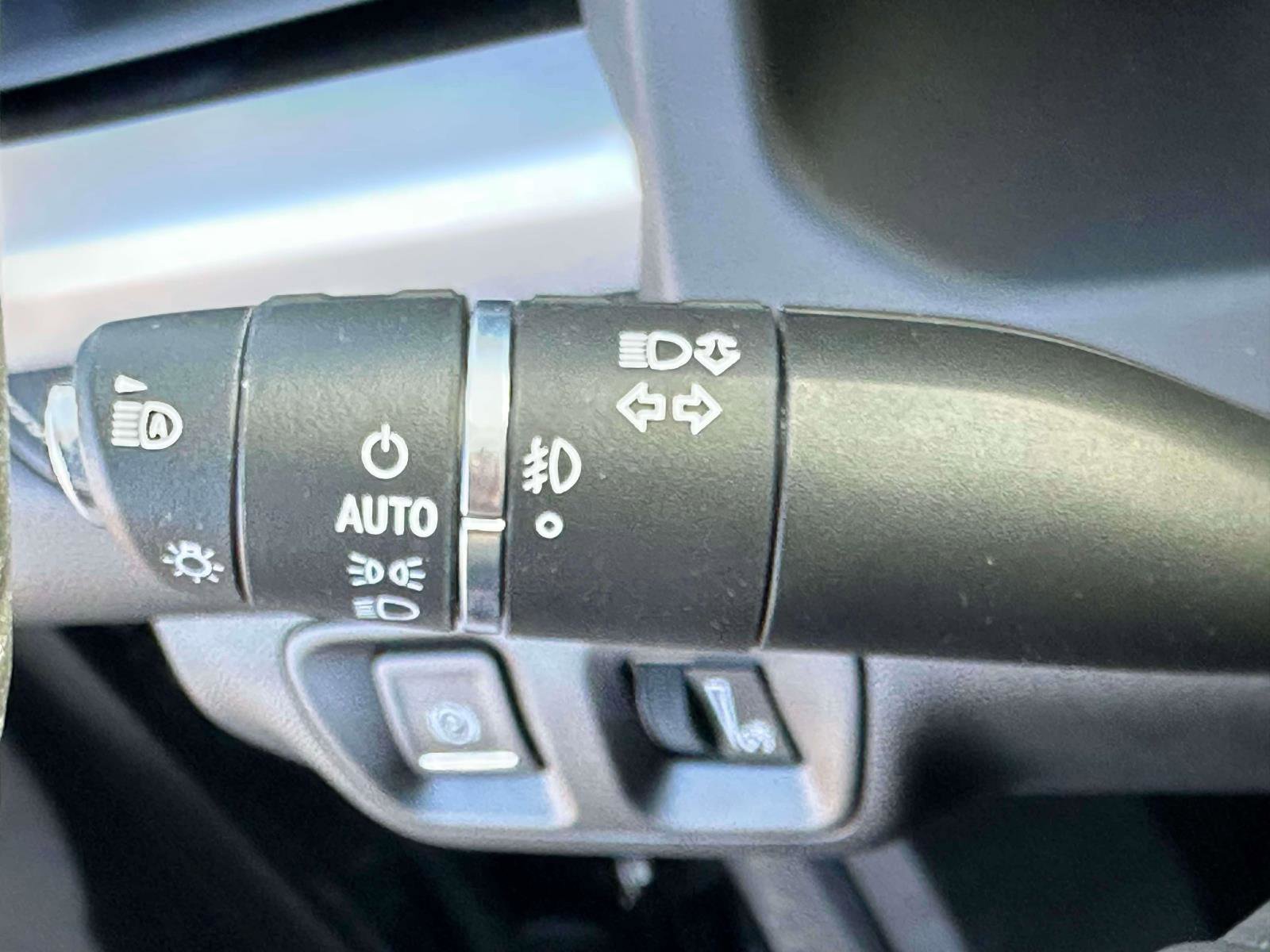 Used 2023 GMC Acadia SLT w/ Elevation Edition image 22