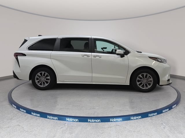 Certified 2024 Toyota Sienna XLE FWD image 4
