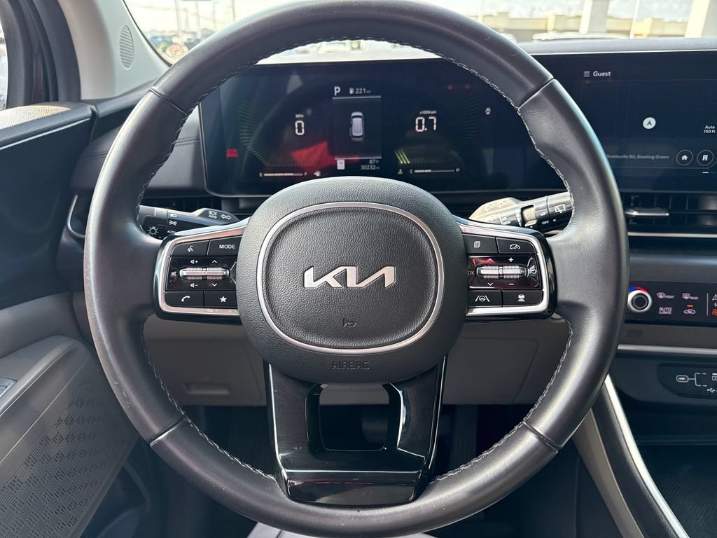 Used 2025 Kia Carnival FWD image 17