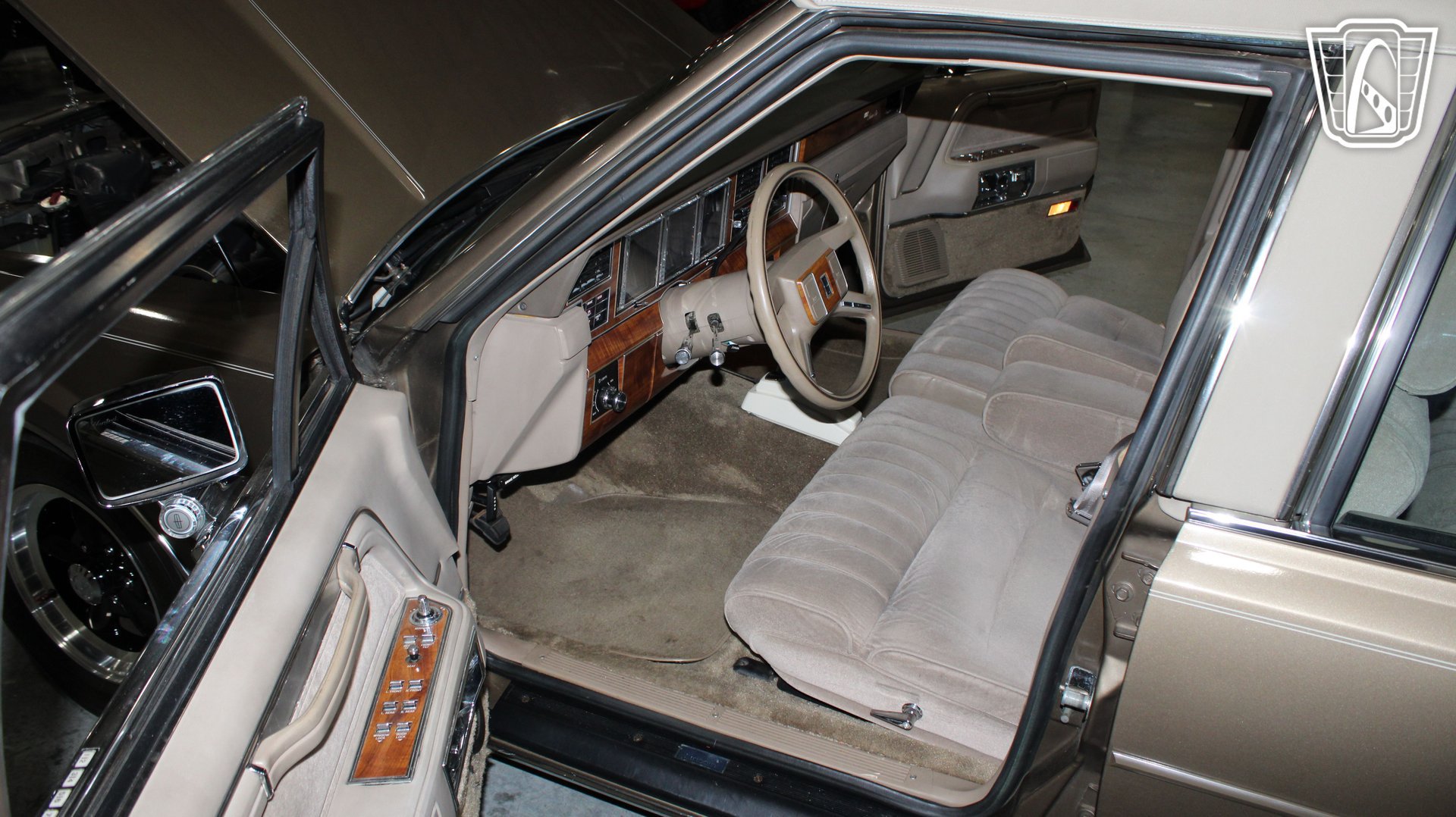 Used 1989 Lincoln Town Car RWD image 6