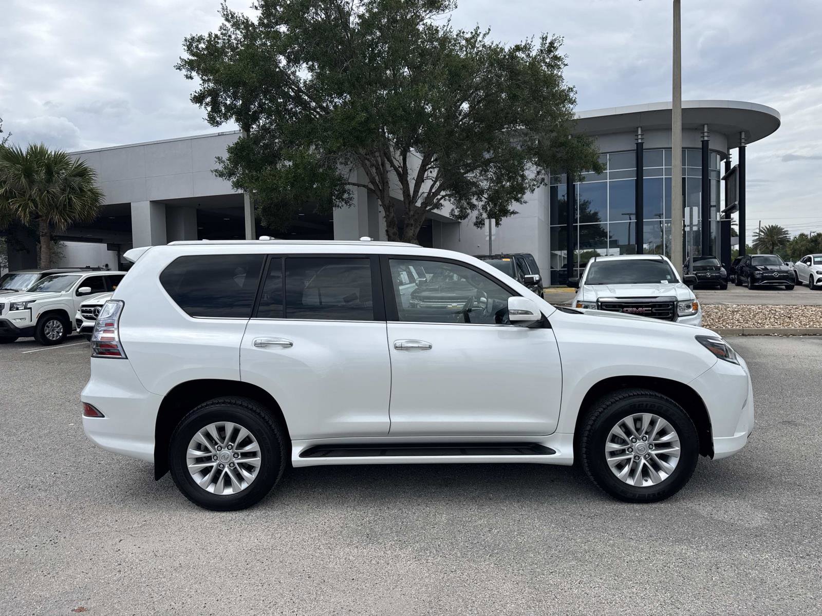 Certified 2022 Lexus GX 460 Premium w/ Premium Package AWD/4WD image 2