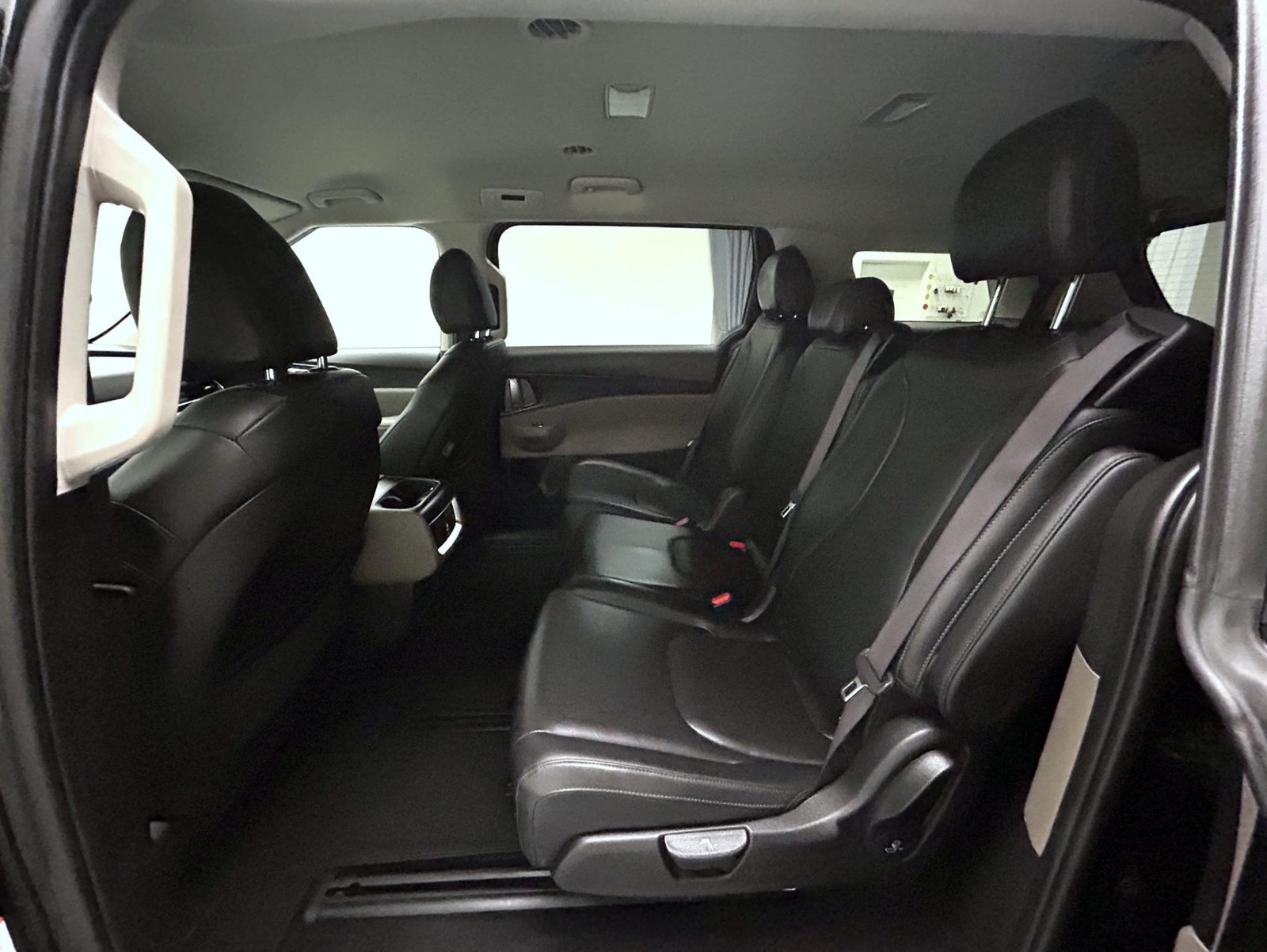 Used 2025 Kia Carnival FWD image 18