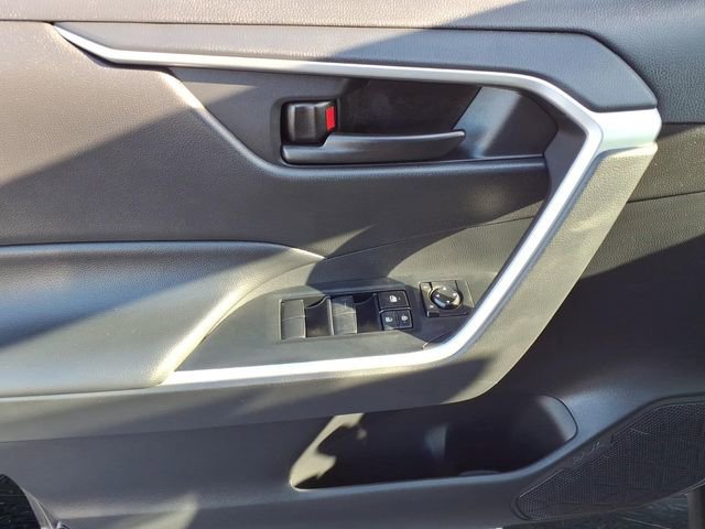 Used 2022 Toyota RAV4 LE AWD/4WD image 9