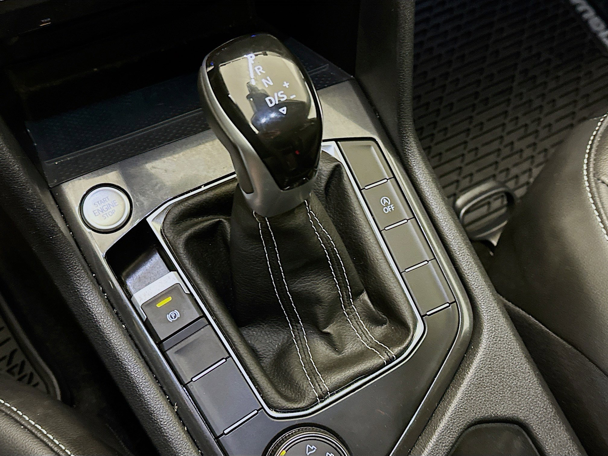 Used 2024 Volkswagen Tiguan SE w/ Panoramic Sunroof Package image 25