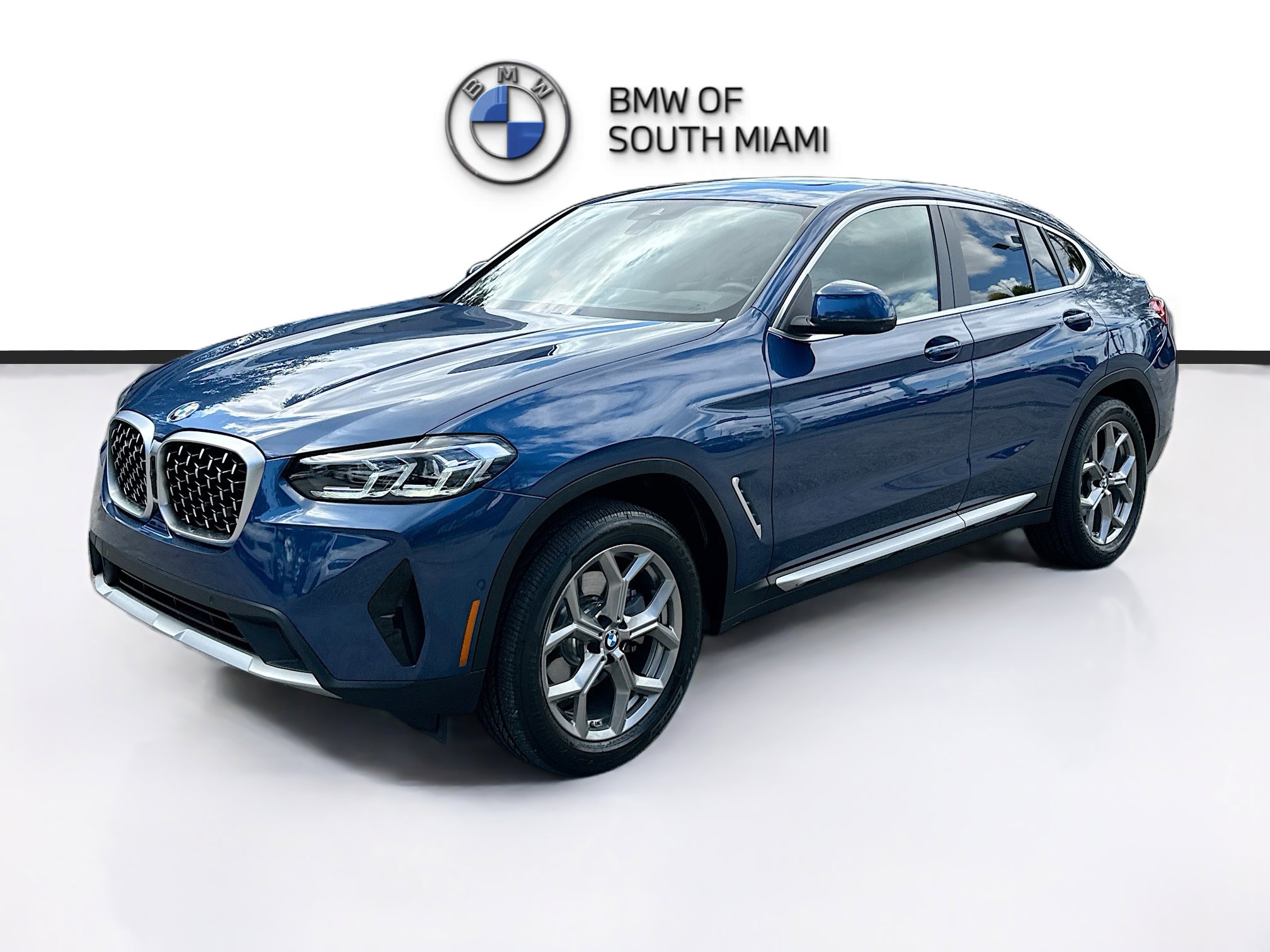 Certified 2025 BMW X4 xDrive30i image 3