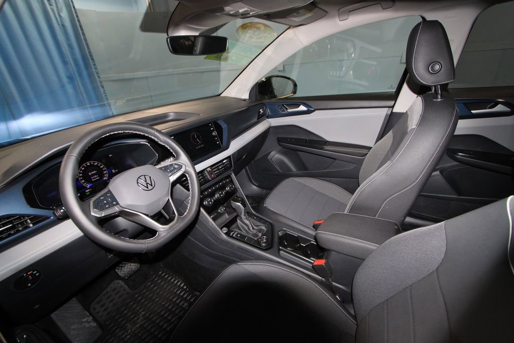 Used 2024 Volkswagen Taos SE image 2