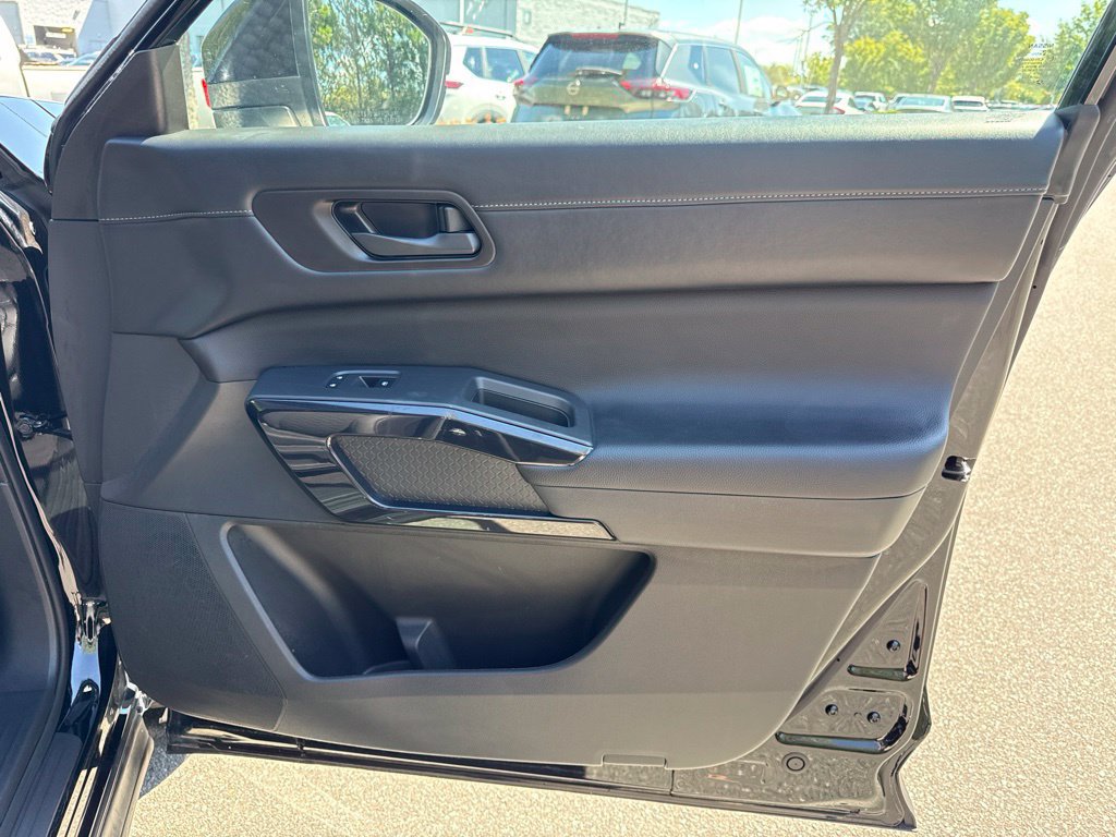 Certified 2025 Nissan Pathfinder SV FWD image 39