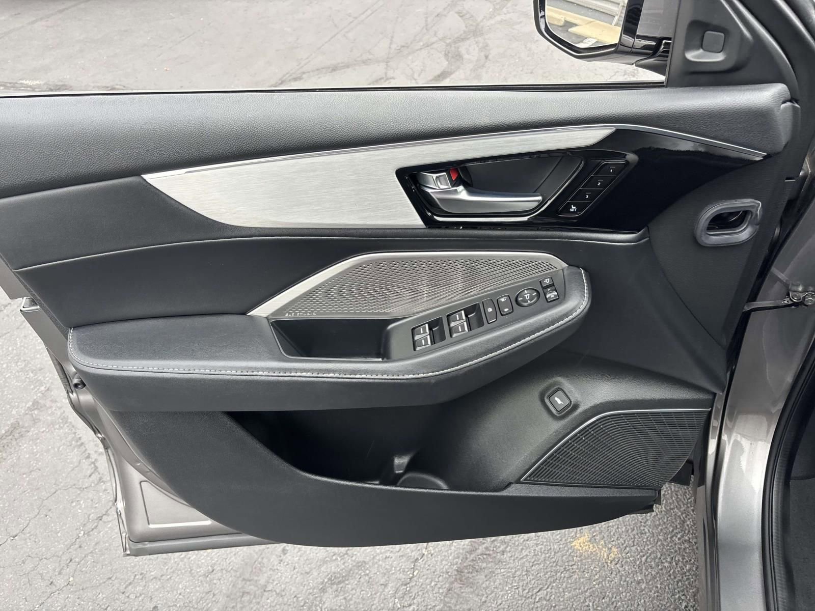 Used 2023 Acura MDX SH-AWD w/ Technology Package image 13