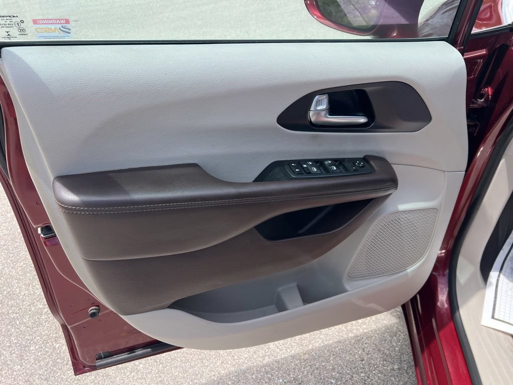 Used 2020 Chrysler Pacifica Touring w/ Advanced Safetytec Group FWD image 54