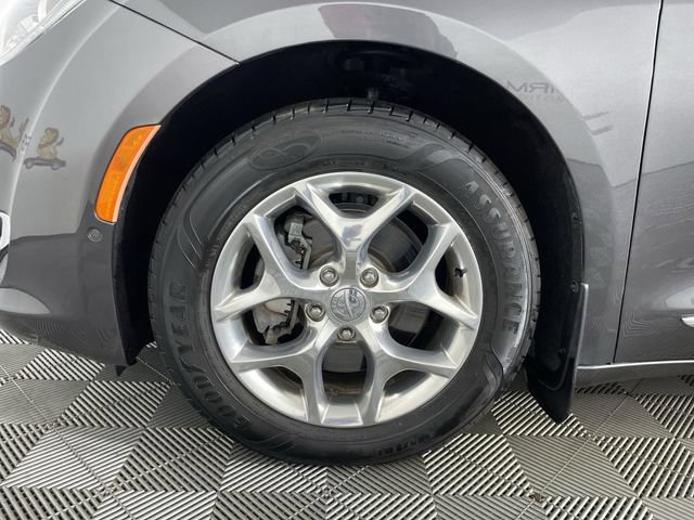Used 2020 Chrysler Pacifica Limited w/ Advanced Safetytec Group image 18