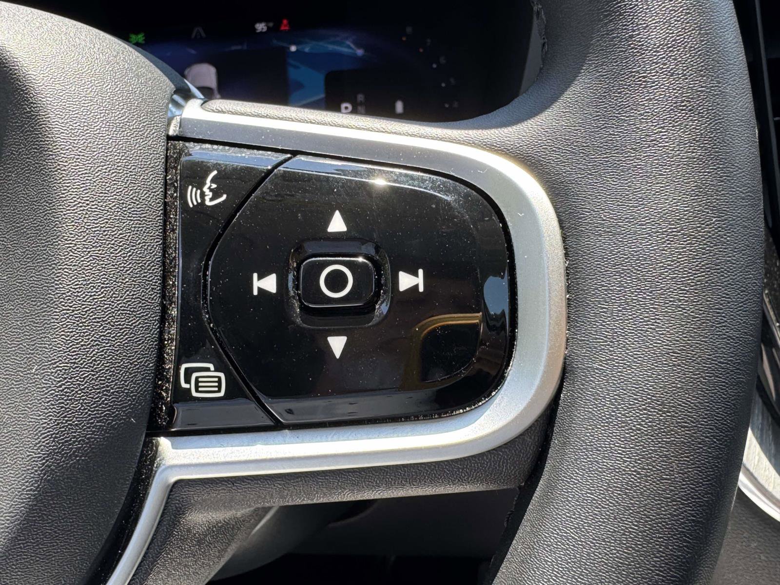Certified 2025 Volvo XC60 B5 Plus AWD/4WD image 23