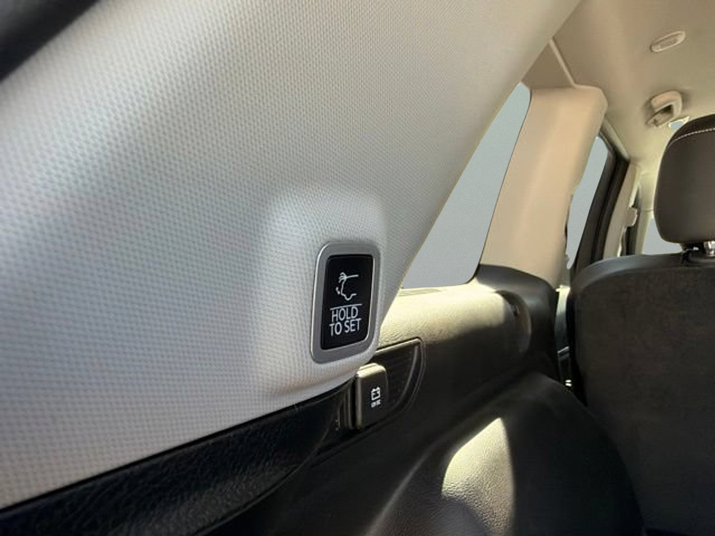 Certified 2023 Jeep Grand Cherokee Limited w/ Black Appearance Package AWD/4WD image 10
