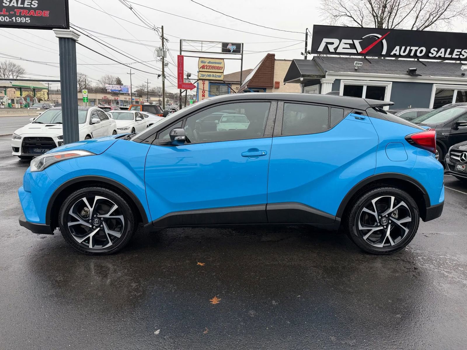 Used 2019 Toyota C-HR XLE image 3