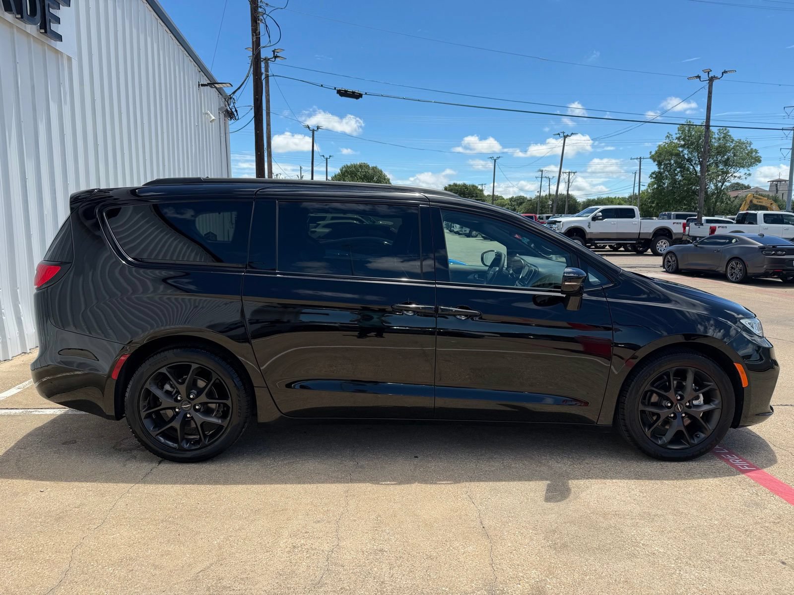 Used 2025 Chrysler Pacifica Limited FWD image 8