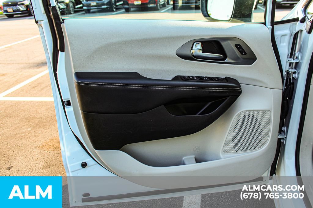 Used 2023 Chrysler Pacifica Touring-L FWD image 36