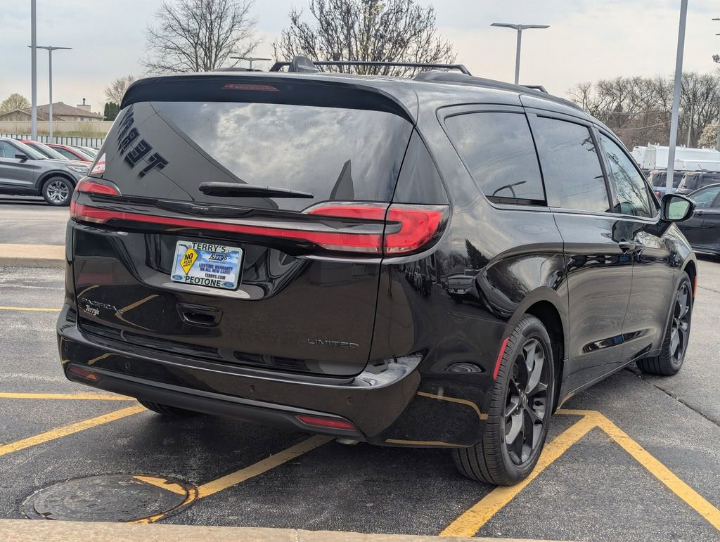 Used 2025 Chrysler Pacifica Limited FWD image 3