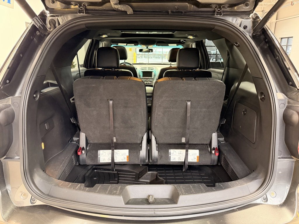 Used 2017 Ford Explorer XLT w/ Equipment Group 202A image 8
