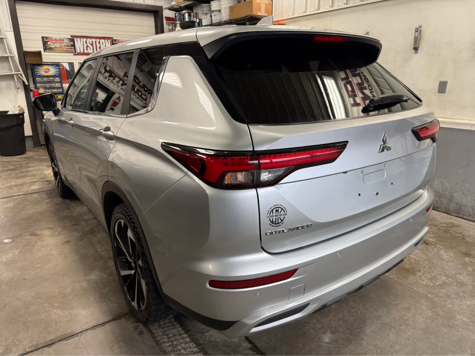 Used 2023 Mitsubishi Outlander SE image 4