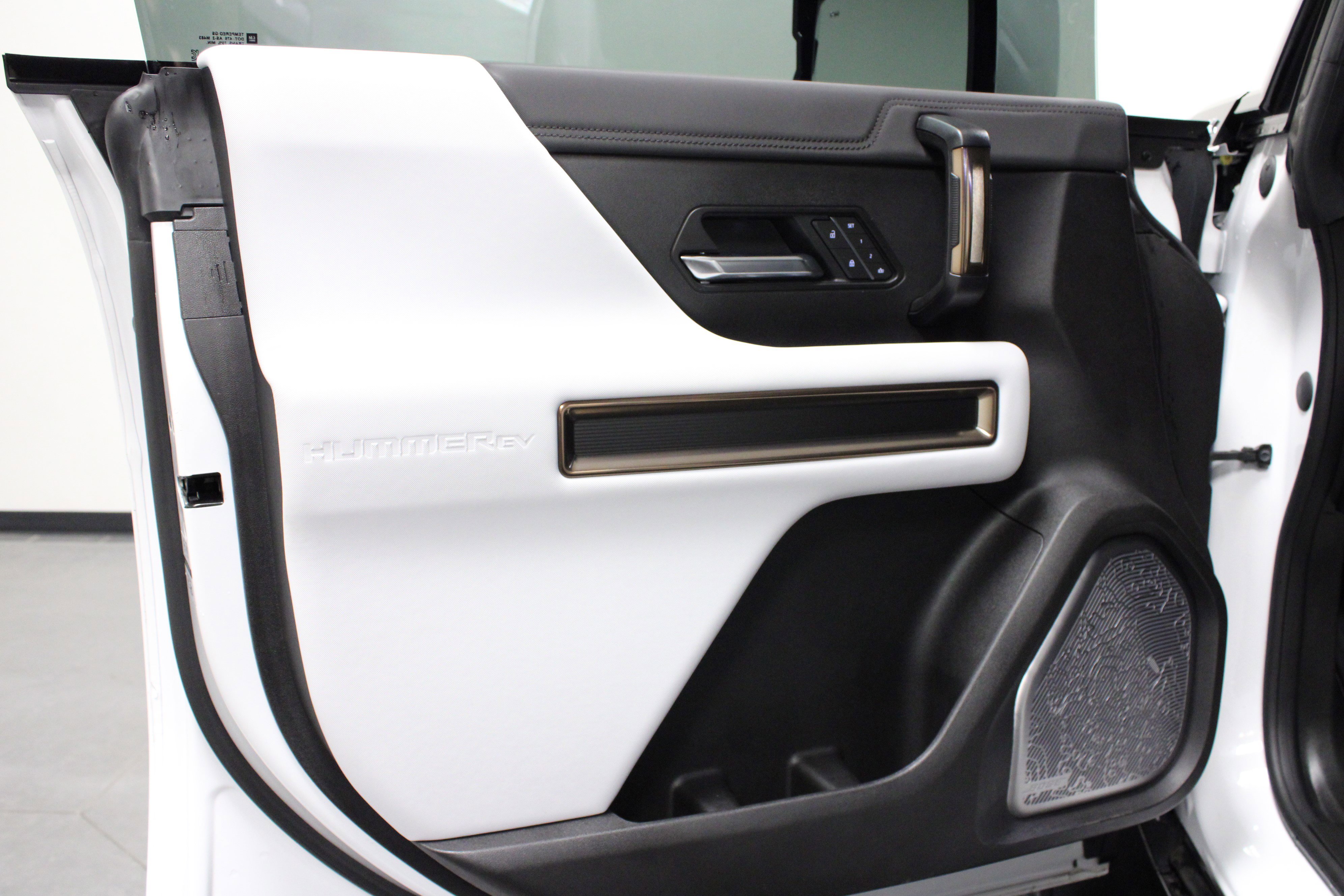 Used 2025 GMC Hummer EV 2X w/ LPO, Sport Package image 11