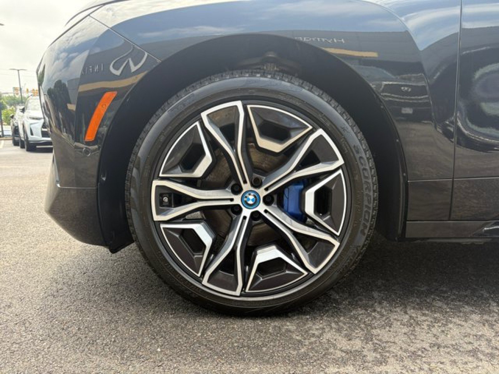 Used 2024 BMW iX xDrive50 w/ Sport Package AWD/4WD image 9