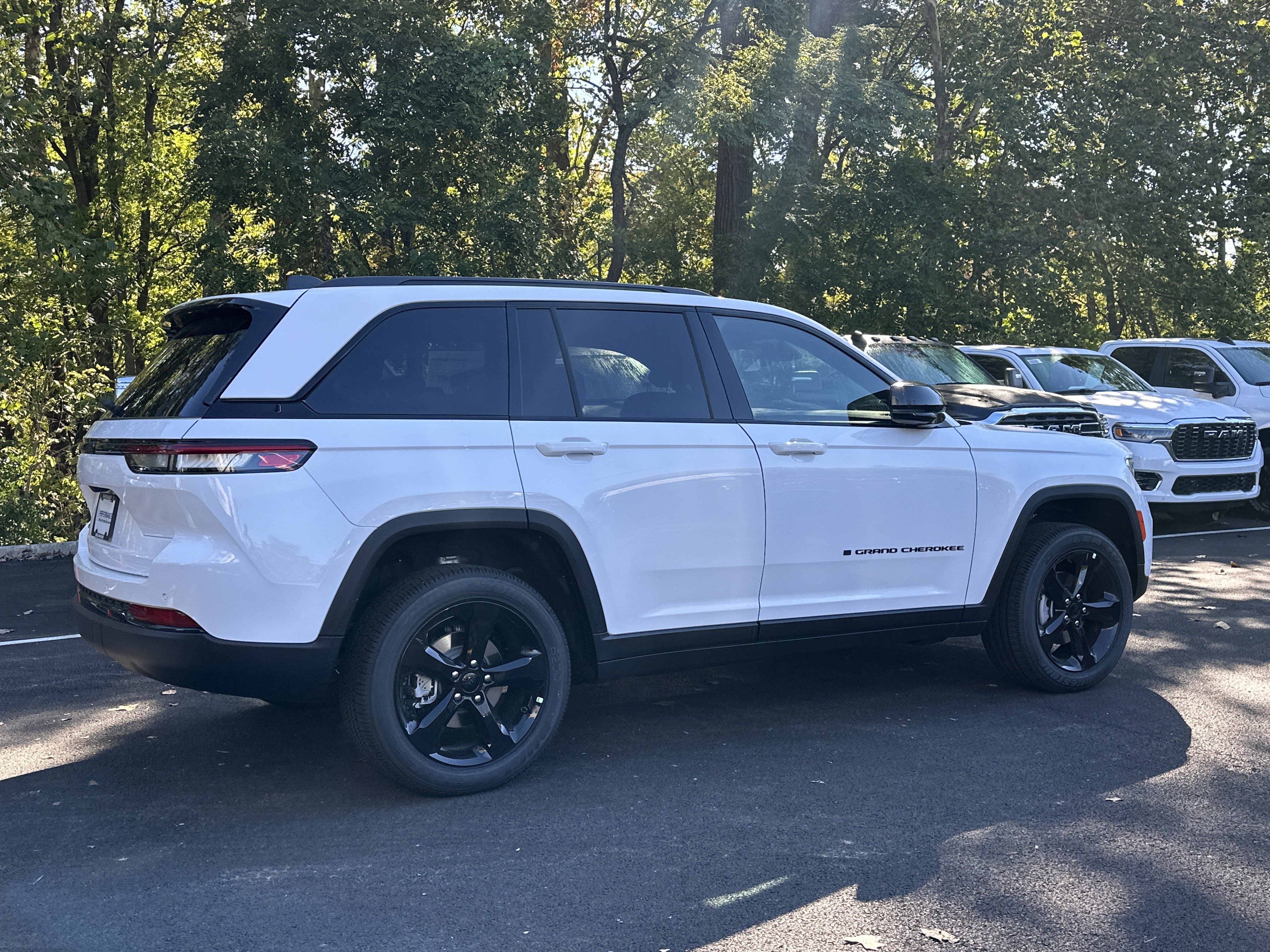 New 2025 Jeep Grand Cherokee Altitude image 18