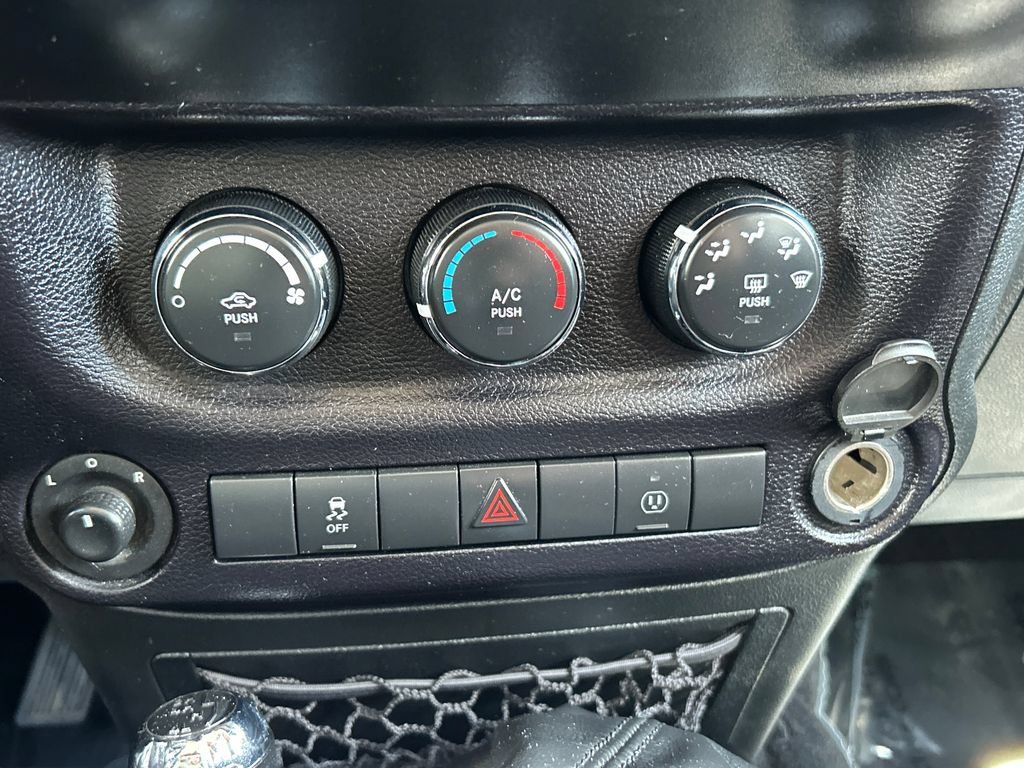 Used 2015 Jeep Wrangler Unlimited Rubicon w/ Connectivity Group AWD/4WD image 11
