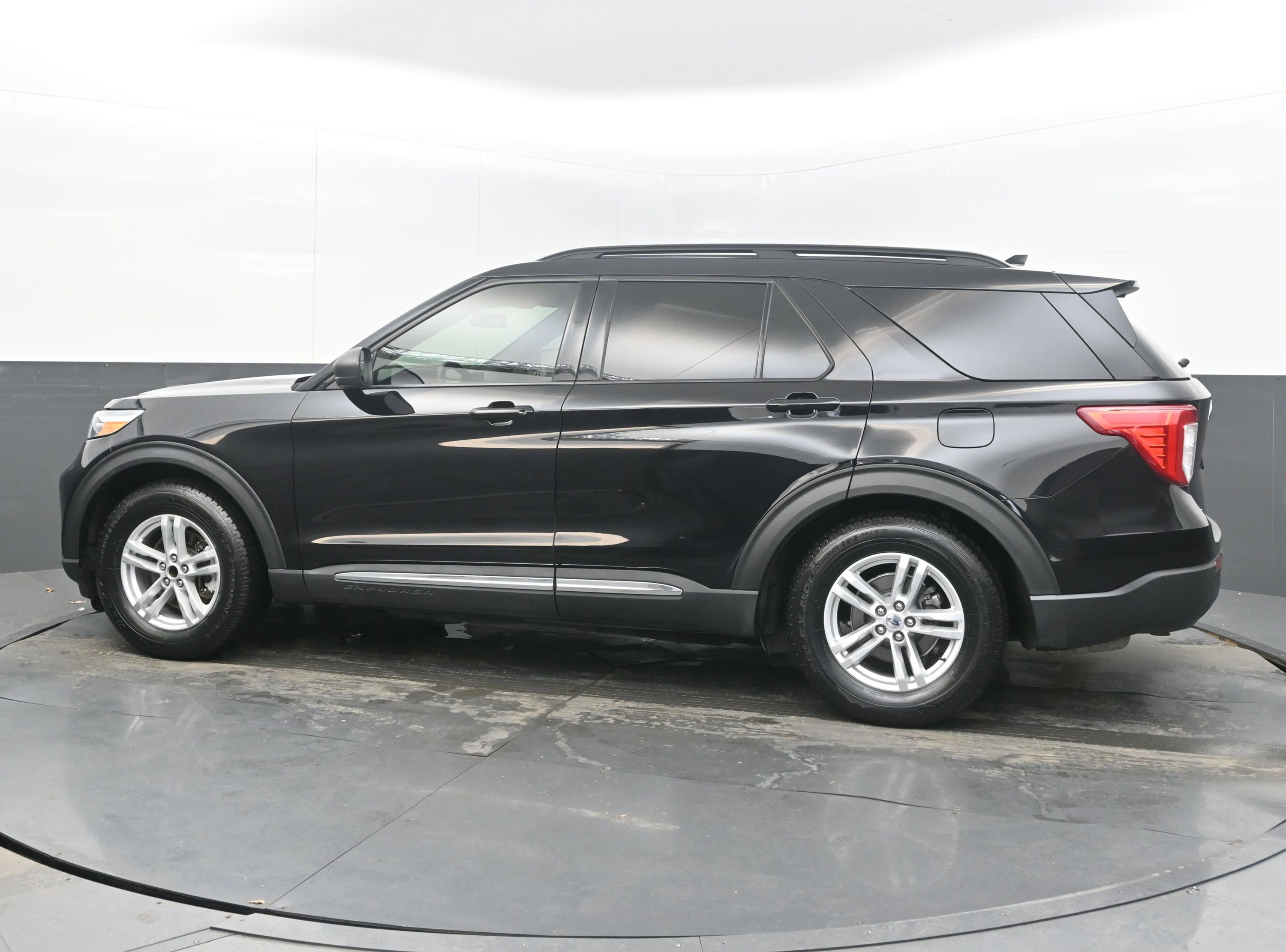 Used 2020 Ford Explorer XLT w/ Class III Trailer Tow Package image 7