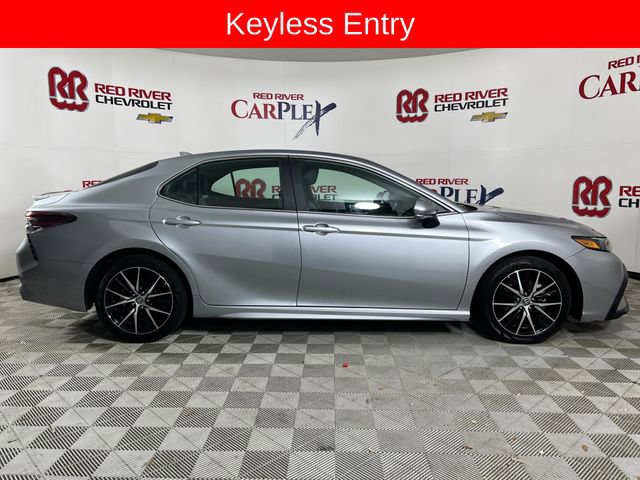 Used 2024 Toyota Camry SE image 10