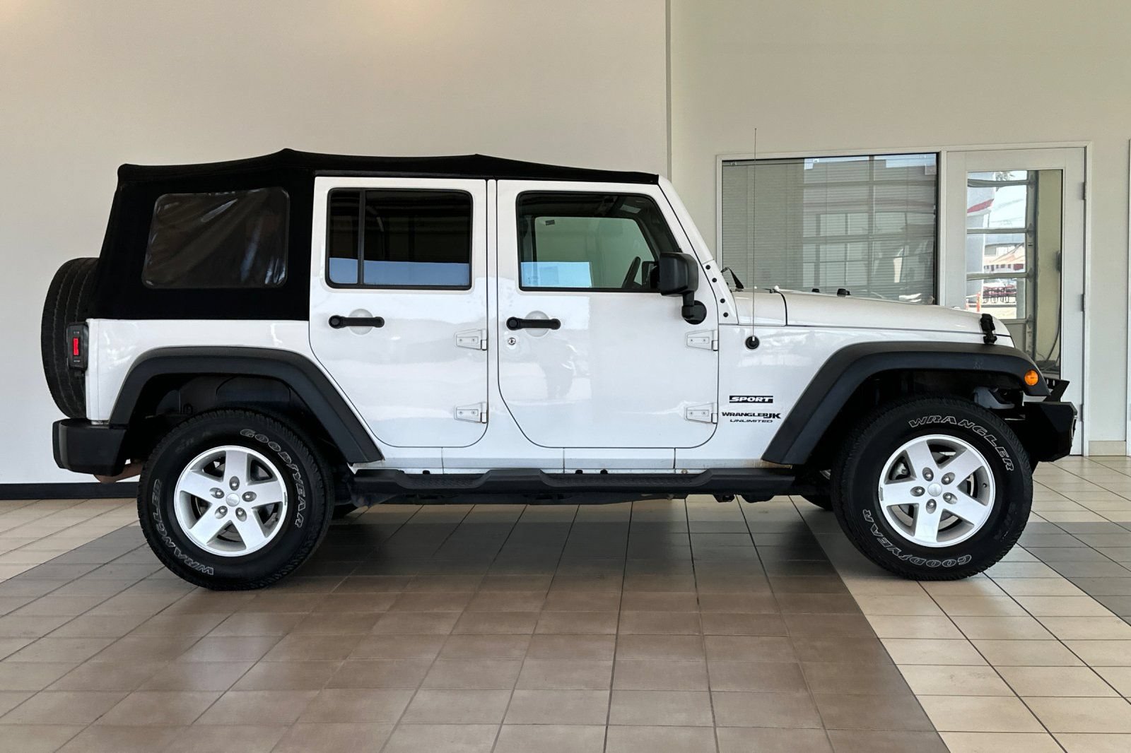 Used 2018 Jeep Wrangler Unlimited Sport S AWD/4WD image 3